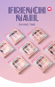 Makroaufnahme von French-Nagel-Sets in Gradientenrosa und Violett in der Box