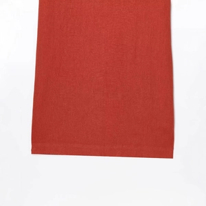 Robe longue style chemise en pur lin rouge foncé avec une texture de tissu de qualité