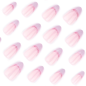Faux ongles amande courts avec dégradé rose et paillettes argentées sur fond blanc