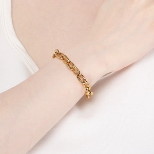 Nahaufnahme des 18K vergoldeten O-Kettengliedarmbands am Handgelenk mit Textur