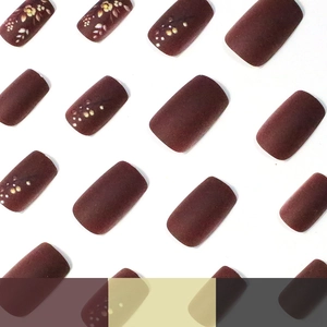 Faux ongles carrés bordeaux mats avec motifs floraux vintage et détails dorés