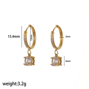 Détail des créoles plaquées or 18k avec pierres de zircon et dimensions précises