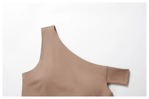 Détail du gilet de yoga asymétrique à une épaule en tissu recyclé mat marron terreux