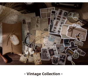 Dettaglio del set per scrapbooking vintage con adesivi di farfalle, orologi e luna
