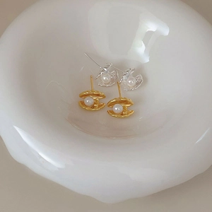 Minimalist 925 sterling silver shell pearl earrings in gold and silver finishes