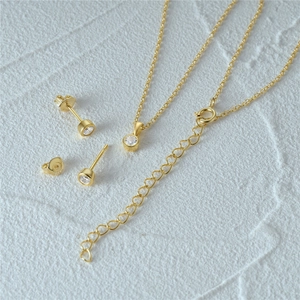 Primer plano del sello S925 en el conjunto de joyas de plata bañada en oro minimalista