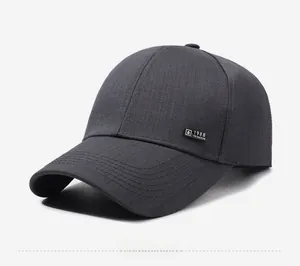 Détail d'une casquette de baseball grise avec un écusson latéral noir '1988 FASHION'