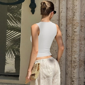 Détail du débardeur blanc en maille côtelée montrant la coupe ajustée au dos sur mannequin