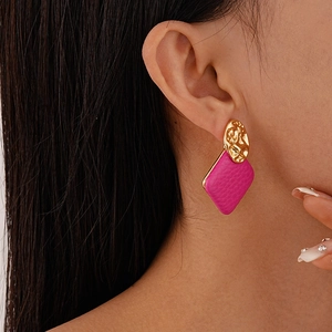 Chic hammered gold metal and magenta leather diamond shaped earrings for women