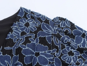 Détail de broderie denim florale sur dentelle noire avec franges pour robe femme