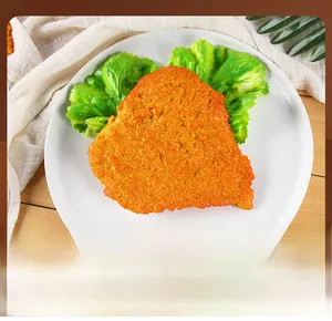 Dettaglio macro del modello di cotoletta di pollo fritto con consistenza realistica sul piatto