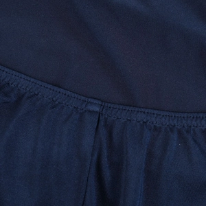 Détails des coutures et de la texture satinée lisse sur la robe de soirée bleu foncé