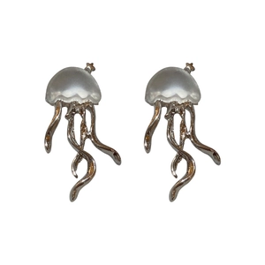 Boucles d'oreilles méduses élégantes avec tentacules argentés et clous blanc perle