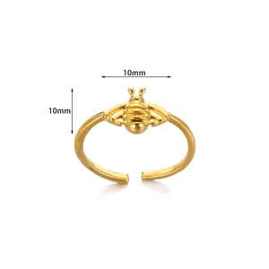 Détail du design d'abeille dorée de 10mm sur une bague ouverte en acier inoxydable