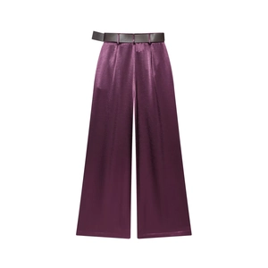 Détail du pantalon large en satin violet avec texture brillante et ceinture foncée