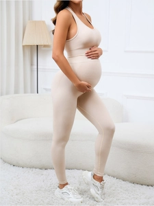 Vue détaillée d'un ensemble de yoga maternité taille haute avec soutien abdominal