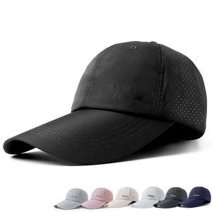 Details der Kurzschirm-Baseballkappe mit Mesh-Einsätzen und SPORT Stickerei