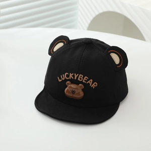 Détail de la casquette bébé avec oreilles d'ours, broderie LUCKYBEAR et tête d'ours