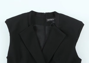 Vista dettagliata dello scollo blazer con etichetta MYST&ZA e zip su tessuto a navetta nero
