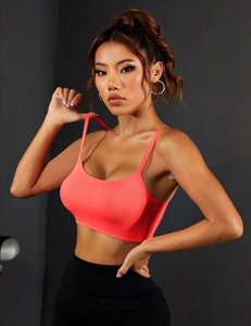 Détail d'une brassière de sport corail côtelée avec fines bretelles et col en U
