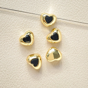 Dettaglio di perline distanziatrici a cuore placcate oro 18 carati per creazione gioielli