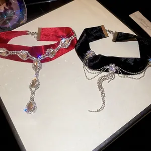 Ensemble de colliers choker en velours avec pendentifs en strass et pompons