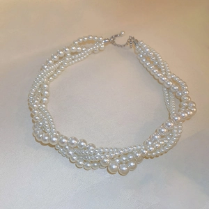 Dettaglio della collana girocollo a più strati in perle barocche con chiusura argento