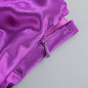 Détail d'une fermeture éclair invisible sur un tissu en satin violet élégant et brillant