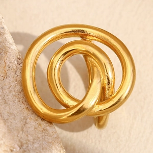Gros plan détaillé d'une bague nouée en acier inoxydable plaqué or 18K sur pierre