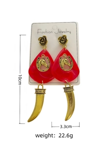 Pendientes vintage de resina roja con caballo dorado y colgante de colmillo, 10 cm.
