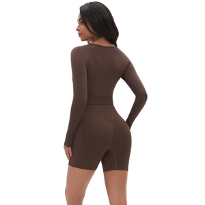 Dunkelbraunes nahtloses Yoga-Set für Damen mit Langarm-Crop-Top und High-Waist-Fitness-Shorts