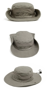 Détail de la calotte en maille respirante vert armée et du cordon de chapeau de soleil