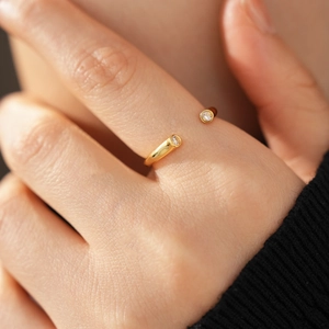 Gros plan détaillé d'une bague ouverte plaquée or 18k avec deux pierres en zircone