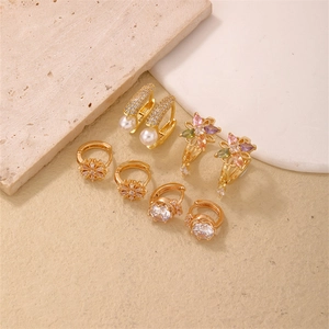 Ensemble de boucles d'oreilles géométriques plaquées or 18 carats avec perles