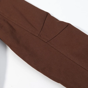 Vista macro detallada de la textura de tela sarga marrón oscuro y costuras de la chaqueta