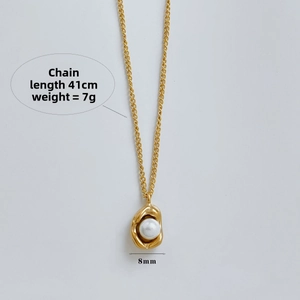 Detail of gold chain necklace with 41cm length and organic pearl pendant dimensions