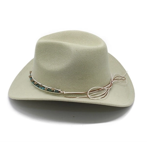 Détail d'un chapeau de cowboy bohème avec perles turquoise et sangle décorative tressée