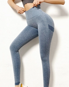 Dettaglio dei leggings senza cuciture a vita alta con texture grigio-blu e mesh laterale