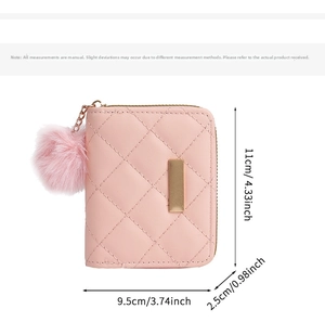 Portafoglio trapuntato rosa con pompon di peluche e dimensioni 11cm x 9,5cm