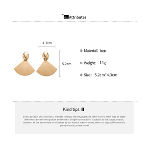 Detailed specifications of gold fan-shaped geometric earrings with material and size info