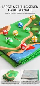 Detalle del diseño plegable y la base antideslizante de la alfombra de juego de golf