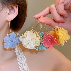 Boucles d'oreilles fleurs élégantes avec pétales en tissu et grands anneaux dorés