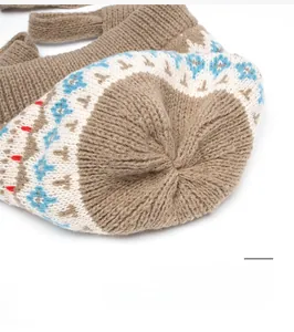 Detail der robusten Naht und des Schneeflocken-Strickmusters einer warmen Wintermütze