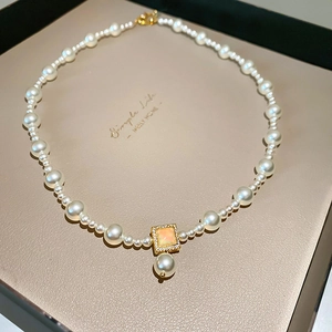 Collier de perles élégant plaqué or 18 carats avec pendentif vintage sur support cuir