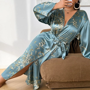 Blauer Satin-Bademantel mit Blumenmuster und V-Ausschnitt, elegante Seidenoptik-Loungewear