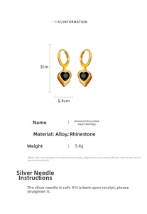 Dettaglio orecchini vintage a cuore con dimensioni 3cm di altezza e 1,4cm di larghezza