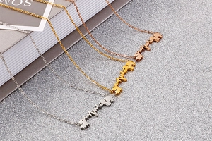 Drei Elefanten-Herzschlag-Halsketten in Silber, Gold und Roségold auf Glitzergrund