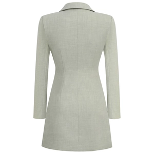 Détail du dos montrant le tissu texturé vert clair et la coupe cintrée de la robe