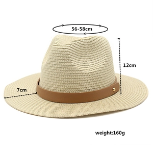Détail du chapeau de paille beige avec bande en cuir, clous et mesures du produit