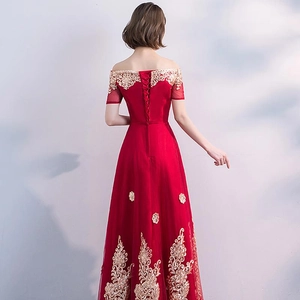 Elegante abito da sera rosso con spalle scoperte, ricami dorati e schiena stringata